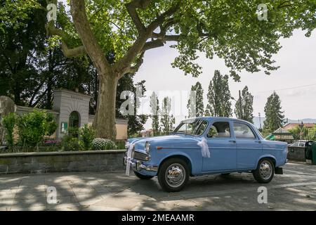 Auto classica Alfa Romeo Giulietta vintage blu decorata per il matrimonio primaverile in Italia. Foto Stock