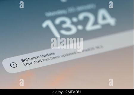 New york, USA - 23 gennaio 2022: Aggiornamento del software di Apple ipad primo piano vista sfondo Foto Stock