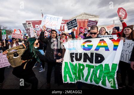 Washington, Stati Uniti. 20th Jan, 2023. Attivisti anti-aborto e contromanifestanti pro-scelta alla Corte Suprema durante la marcia annuale per la vita a Washington, DC. la marcia di quest'anno è una celebrazione dell'inversione di Roe contro Wade da parte della Corte Suprema e del diritto federale all'accesso all'aborto il 24 giugno 2022, nell'opinione di Dobbs contro JWHO. Da allora, circa la metà degli stati ha vietato o severamente limitato l’accesso all’aborto. Gli attivisti anti-aborto vogliono andare oltre e hanno chiesto al Congresso di approvare un divieto nazionale di aborto. Credit: SOPA Images Limited/Alamy Live News Foto Stock