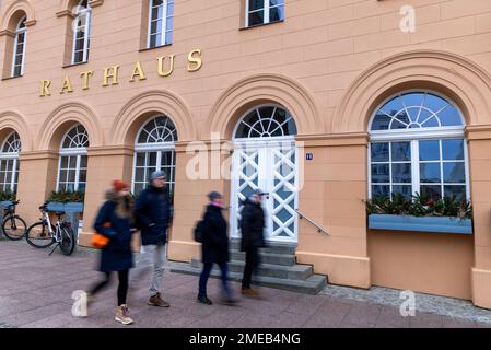 Schwerin, Germania. 23rd Jan, 2023. La scritta 'Municipio' può essere vista sul municipio della città. Credit: Jens Büttner/dpa/Alamy Live News Foto Stock