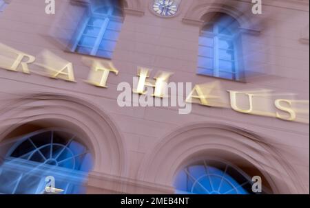 Schwerin, Germania. 23rd Jan, 2023. La scritta 'Rathaus' può essere vista sul municipio della città. (Scatto con effetto zoom). Credit: Jens Büttner/dpa/Alamy Live News Foto Stock