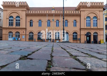 Schwerin, Germania. 23rd Jan, 2023. La scritta 'Rathaus' può essere letta sul municipio della città. (Al dpa 'da Schwerin a Strasburgo - elezioni Maya in cinque città MV') Credit: Jens Büttner/dpa/Alamy Live News Foto Stock