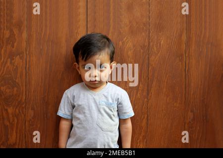 Ragazzo latino di 2 anni con capelli castani e sindrome di Asperger, che fa parte del disturbo dello spettro autico (ASD) Foto Stock