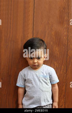 Ragazzo latino di 2 anni con capelli castani e sindrome di Asperger, che fa parte del disturbo dello spettro autico (ASD) Foto Stock