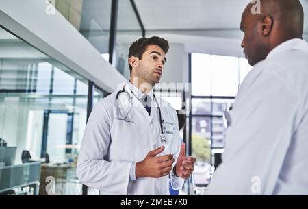 Apprezzo sempre la sua opinione. due medici che hanno una discussione in un ospedale. Foto Stock
