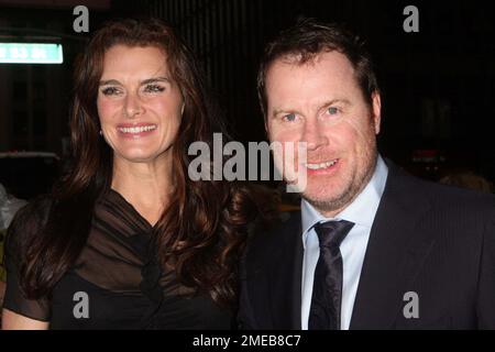 Brooke Shields e il marito Chris Henchy assistono all'esibizione serale di apertura del revival di Broadway di 'Promenes, Promenes' al Broadway Theatre di New York il 25 aprile 2010. Photo Credit: Henry McGee/MediaPunch Foto Stock