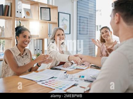 Collaborazione stretta di mano, applausi e uomini d'affari in ufficio. Benvenuto, stringendo mani e gruppi di uomini e donne che battono per celebrare il successo Foto Stock