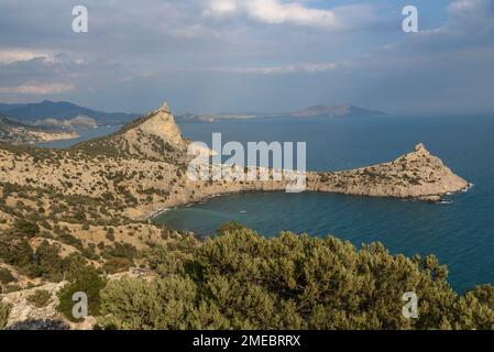 Vista dall'alto di Capo Kapchik, Blue Bay e Monte Koba-Kaya in primavera. Crimea Foto Stock