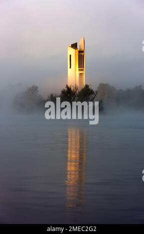 Il Carillon di Canberra si trova su un'isola del lago Burley Griffin. Foto Stock