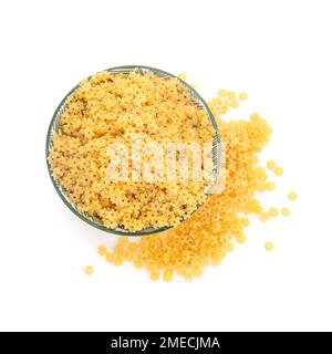 Ciotola di stelline crude su fondo bianco Foto Stock