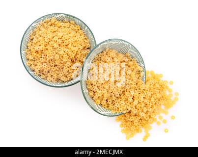 Ciotole di stelline crude su fondo bianco Foto Stock