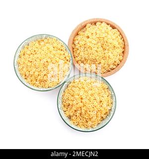 Ciotole di stelline crude isolate su fondo bianco Foto Stock