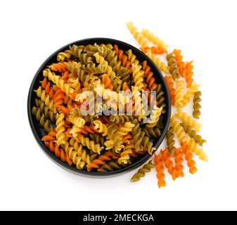 Piatto di fusilli crudi su fondo bianco Foto Stock