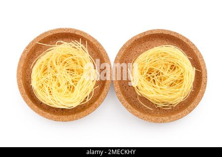 Piatti di nidi di pasta cruda su fondo bianco Foto Stock