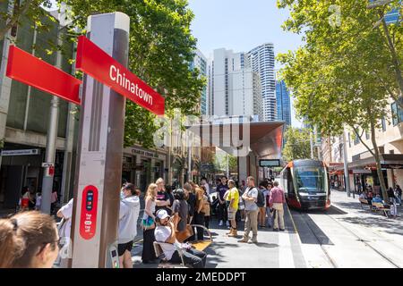 La metropolitana leggera di Chinatown ferma nel centro di Sydney, i pendolari aspettano il prossimo treno della metropolitana leggera di Sydney per arrivare, NSW, Australia Foto Stock