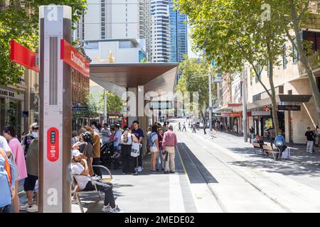 La metropolitana leggera di Chinatown ferma nel centro di Sydney, i pendolari aspettano il prossimo treno della metropolitana leggera di Sydney per arrivare, NSW, Australia Foto Stock