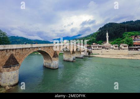 Vista sul ponte Ottomano Stara Ćuprija nel centro della città di Konjic, Bosnia-Erzegovina Foto Stock