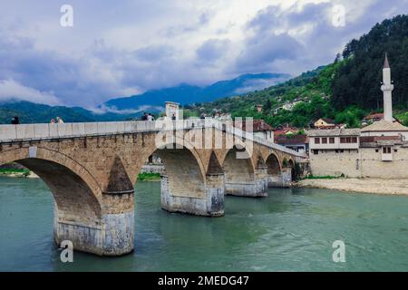 Vista sul ponte Ottomano Stara Ćuprija nel centro della città di Konjic, Bosnia-Erzegovina Foto Stock