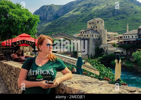 Uomini e donne turisti vicino al Ponte Vecchio nel cuore della Città Vecchia di Mostar, Bosnia ed Erzegovina Foto Stock