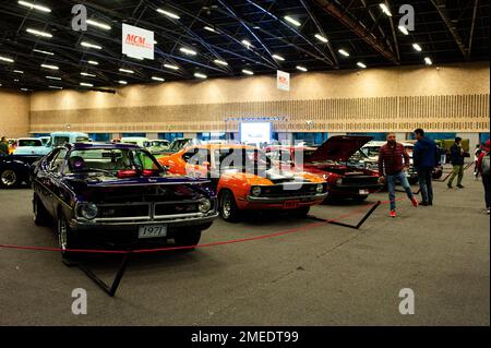 Auto classiche viste durante il MCM Car Show a Bogotà, Colombia, il più grande salone di auto in america latina, il 20 gennaio 2022. Foto di: Chepa Beltran/Long Visual Press Foto Stock