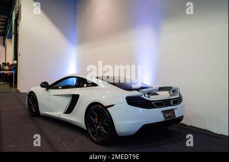 Una McLaren auto sportiva visto in mostra durante il MCM Car Show a Bogotà, Colombia, il più grande auto show in america latina, il 20 gennaio 2022. Foto di: Chepa Beltran/Long Visual Press Foto Stock