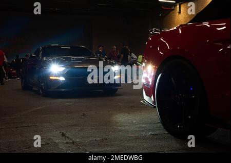 Ford Mustangs sono visti durante il MCM Car Show a Bogotà, Colombia, il più grande auto show in america latina, il 20 gennaio 2022. Foto di: Chepa Beltran/Long Visual Press Foto Stock