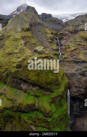 Cascata nel canyon di Mulagljufur in Islanda Foto Stock