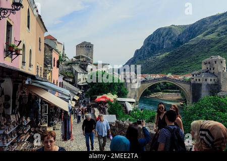 Mostar, Bosnia-Erzegovina - 12 maggio 2022: Città vecchia nel centro della città di Mostar con il colorato souvenir tradizionale con turisti a piedi Foto Stock