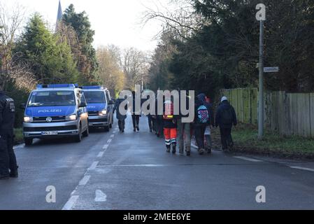 Gli attivisti si riuniscono durante le proteste contro il cambiamento climatico presso la miniera di carbone in via di espansione Garzweiler II, Germania, gennaio 2022 Foto Stock