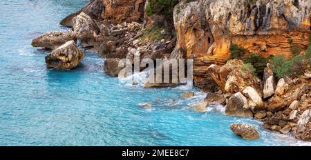 Costa rocciosa nei pressi di Cala Gonone, Sardegna. Natura sfondo Foto Stock