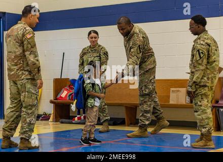 Troopers dalla 1st Divisione Cavalleria HHBN ha partecipato ad accogliere i bambini al loro primo giorno di scuola alla Mae Stevens Elementary Learning Academy di Copperas Cove, TX, 16 agosto 20222. L'evento è stato parte del programma di adozione di una scuola di Fort Hood che ha come obiettivo quello di sviluppare una partnership di supporto tra l'installazione e le varie scuole della zona. Foto Stock