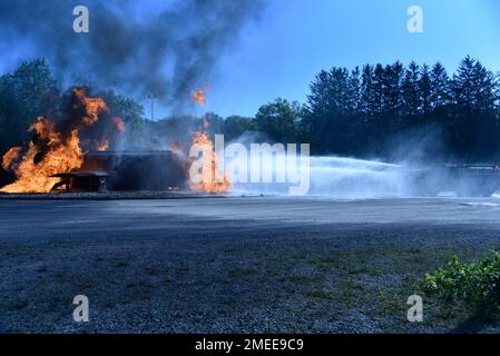 Vigili del fuoco con i distaccamenti di ingegneri 1140th, 1442nd e 1439th, Michigan Army National Guard, lavorano per estinguere un incendio durante la simulazione di addestramento di salvataggio aereo al Centro di addestramento di preparazione al combattimento di Alpena, Michigan, 16 agosto 2022. La formazione faceva parte del Northern Strike 22, un'esercitazione sponsorizzata dal National Guard Bureau, un produttore di preparazione su misura che ha riunito partecipanti provenienti da vari stati e paesi al National All-Domain Warfighting Center. Foto Stock