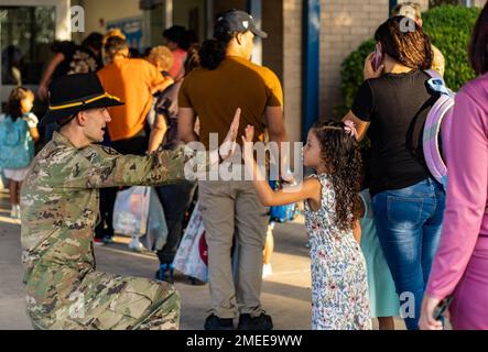 Troopers dalla 1st Divisione Cavalleria HHBN ha partecipato ad accogliere i bambini al loro primo giorno di scuola alla Mae Stevens Elementary Learning Academy di Copperas Cove, TX, 16 agosto 20222. L'evento è stato parte del programma di adozione di una scuola di Fort Hood che ha come obiettivo quello di sviluppare una partnership di supporto tra l'installazione e le varie scuole della zona. Foto Stock