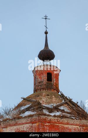 Chiesa fatiscente con cupola arrugginita e croce. Foto Stock