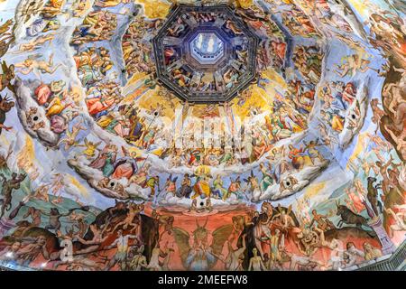 Firenze, Italia - 03 giugno 2022: Giornata del giudizio affresco all'interno della cupola del Duomo o Cattedrale di Santa Maria del Fiore Foto Stock