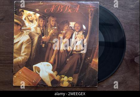 Lublino, Polonia. 18 gennaio 2023. Copertina dell'album in vinile Abba su un tavolo di legno scuro Foto Stock