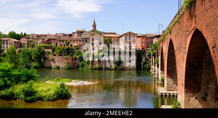 Albi vista città e vecchio ponte di mattoni rossi sul fiume Tarn in Francia Foto Stock