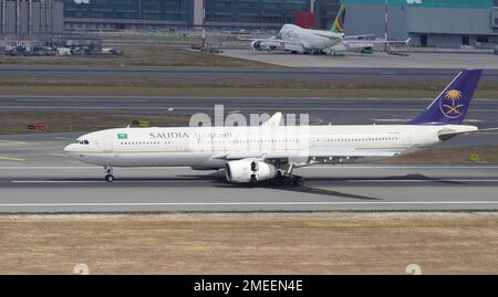 ISTANBUL, TURKIYE - 06 AGOSTO 2022: L'Airbus 330-343E della Saudi Arabian Airlines (1770) atterra all'aeroporto internazionale di Istanbul Foto Stock