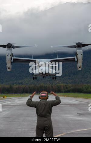 STATI UNITI Il corpo marino Sgt. Karl Magat, un meccanico del tiltrotor con lo squadrone del Tiltrotor del mezzo marino 161, gruppo dell'aeronautica marina 16, 3rd ala dell'aeronautica marina, guida un MV-22B Osprey alla base congiunta Elmendorf-Richardson, Alaska, 16 agosto 2022. Il modello MV-22B combina la capacità di un elicottero a medio sollevamento con la velocità e la portata di un aeromobile ad ala fissa, consentendo di distribuire e innestare in avanti 3rd MAW in qualsiasi momento, ovunque e con un preavviso immediato. Foto Stock