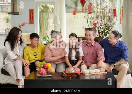 Grande famiglia felice festeggia il Capodanno cinese a casa Foto Stock