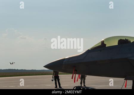 NEGLI STATI UNITI Air Force F-22 Raptor assegnato al 90th Expeditionary Fighter Squadron decollo alla base aerea di Łask, Polonia, 16 agosto 2022. L’EFS del 90th si è schierato a favore della base aerea di Łask, Polonia, per rafforzare la posizione di difesa collettiva della NATO attraverso la protezione aerea. Foto Stock