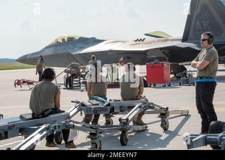 STATI UNITI Air Force Airmen assegnati al 90th Expeditionary Fighter Squadron (EFS) preparano un F-22 Raptor per il lancio alla base aerea di Łask, Polonia, 16 agosto 2022. L’EFS del 90th si è schierato a favore della base aerea di Łask, Polonia, per rafforzare la posizione di difesa collettiva della NATO attraverso la protezione aerea. Foto Stock