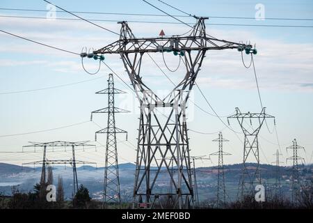 Francia, Lentilly, 2023-01-03. Allineamento dei tralicci elettrici. Fotografia di Franck CHAPOLARD Foto Stock