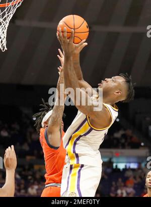 Baton Rouge, Stati Uniti. 18th Jan, 2023. LSU Guard Trae Hannibal (0) va duro contro Auburn Guard Wendell Green Jr. (1) durante una partita di pallacanestro del college al Pete Maravich Assembly Center di Baton Rouge, Louisiana, mercoledì 18 gennaio 2022. (Foto di Peter G. Forest/Sipa USA) Credit: Sipa USA/Alamy Live News Foto Stock