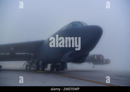 Uno Stratofortress B-52H si trova parcheggiato nella nebbia sulla linea di volo alla base dell'aeronautica di Minot, North Dakota, 16 agosto 2022. Il bombardiere B-52 può trasportare circa 70.000 libbre di bombe, mine e missili. Foto Stock