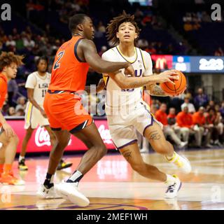 Baton Rouge, Stati Uniti. 18th Jan, 2023. La LSU Forward Jalen Reed (13) cerca di superare Auburn Forward Jaylin Williams (2) durante una partita di pallacanestro del college al Pete Maravich Assembly Center di Baton Rouge, Louisiana, mercoledì 18 gennaio 2022. (Foto di Peter G. Forest/Sipa USA) Credit: Sipa USA/Alamy Live News Foto Stock