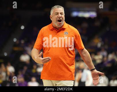 Baton Rouge, Stati Uniti. 18th Jan, 2023. Bruce Pearl, allenatore capo di Auburn, parla con la sua squadra durante una partita di pallacanestro del college al Pete Maravich Assembly Center di Baton Rouge, Louisiana, mercoledì 18 gennaio 2022. (Foto di Peter G. Forest/Sipa USA) Credit: Sipa USA/Alamy Live News Foto Stock