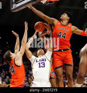 Baton Rouge, Stati Uniti. 18th Jan, 2023. La LSU Forward Jalen Reed (13) si scontra con un trio di difensori di Auburn durante una partita di pallacanestro del college al Pete Maravich Assembly Center di Baton Rouge, Louisiana, mercoledì 18 gennaio 2022. (Foto di Peter G. Forest/Sipa USA) Credit: Sipa USA/Alamy Live News Foto Stock