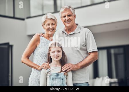 Immobiliare, casa di famiglia e ritratto di ragazza con nonni in casa nuova, appartamento e residenza. Pensione, sorriso e bambino, nonno e. Foto Stock