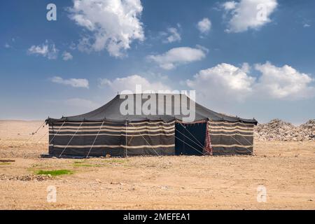 Tradizionale Araba Khaima tenda da campeggio di stile tradizionale dei paesi arabi Foto Stock